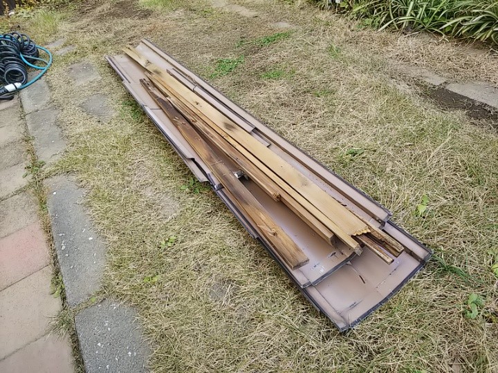 撤去した棟板金と貫板