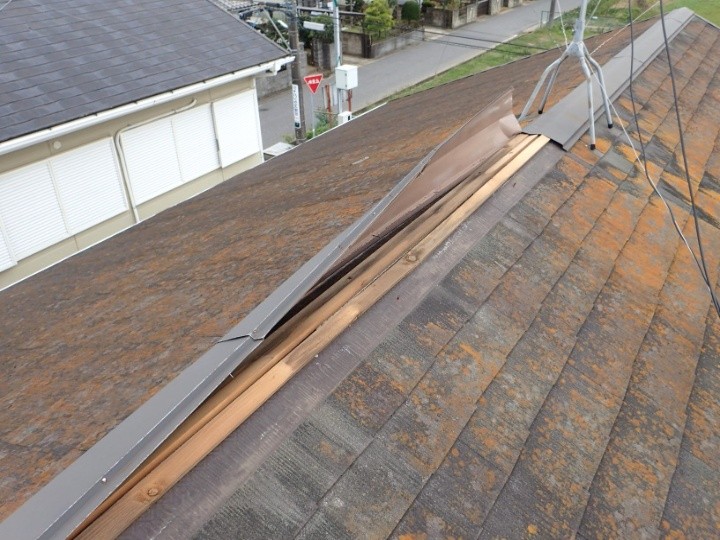 外れた棟板金の全景