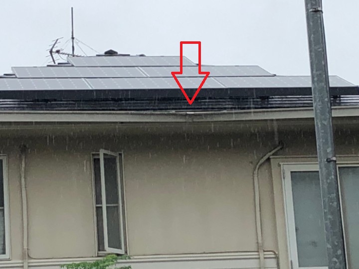 湾曲した正面の雨樋