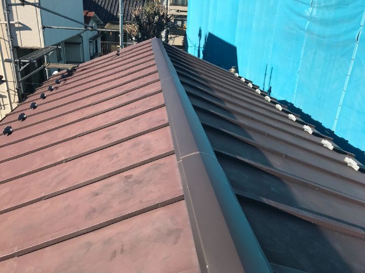 台風で飛散した棟板金に樹脂製貫板とガルバリウム鋼板を用いた交換工事を実施したお住まい
