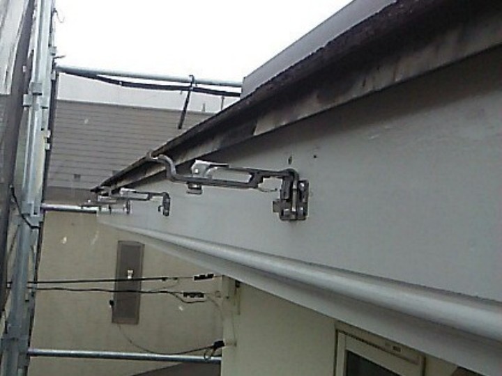 新設した雨樋金具