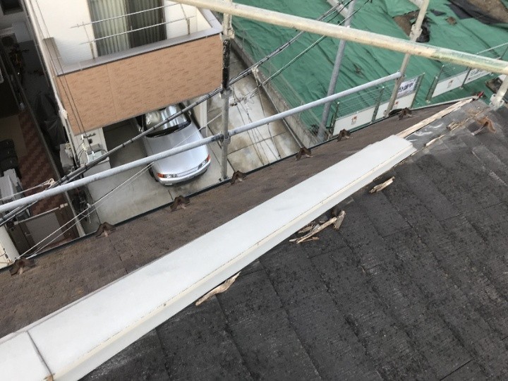 棟板金が欠損した屋根