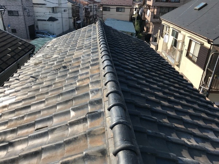 劣化した瓦屋根全景
