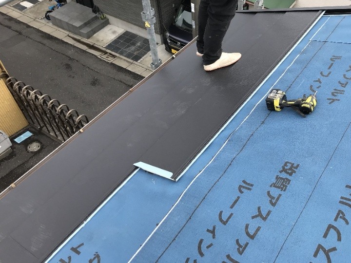 屋根材の葺き始め