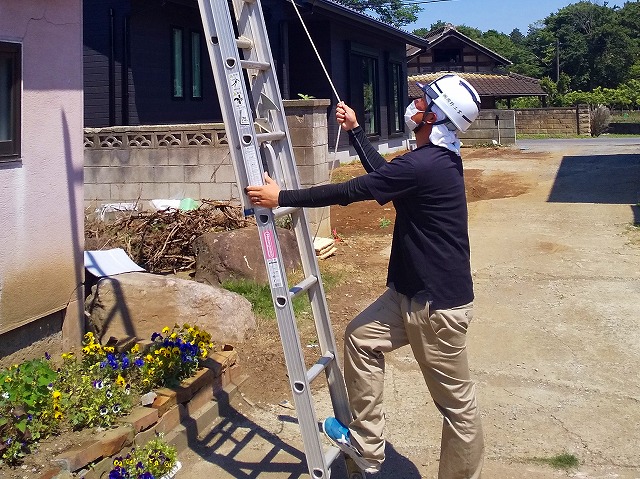 梯子を伸ばす様子  現場調査