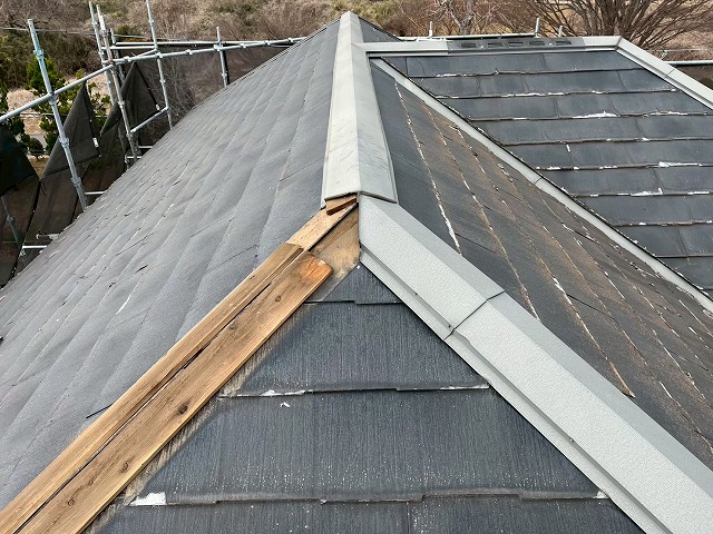 住宅パミール屋根カバー工事で既存棟板金を取り外している状況