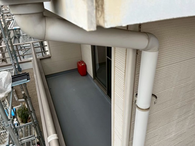 住宅で行う雨樋交換工事の施工現場状況