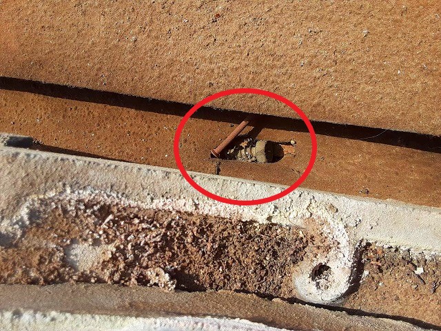 防水シートにボルト穴