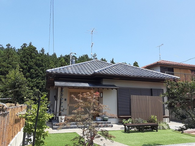 屋根の棟瓦取り直し工事が完成した平屋住宅の外観