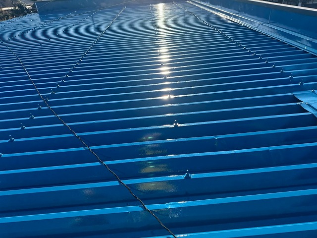 貸倉庫の折板屋根塗装メンテナンスが完成した状況