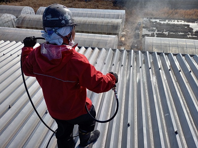 大型倉庫の雨樋清掃メンテナンスの高圧洗浄工程