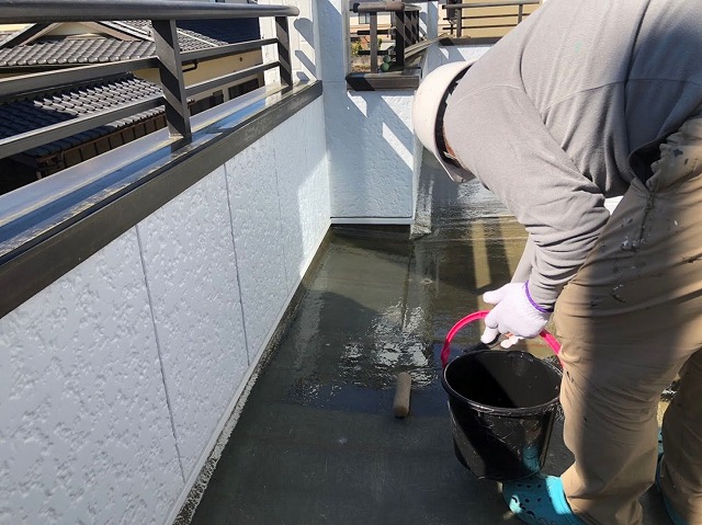 FRP防水メンテナンスでガラス繊維マットとポリエステル樹脂を一体化して防水層を構築