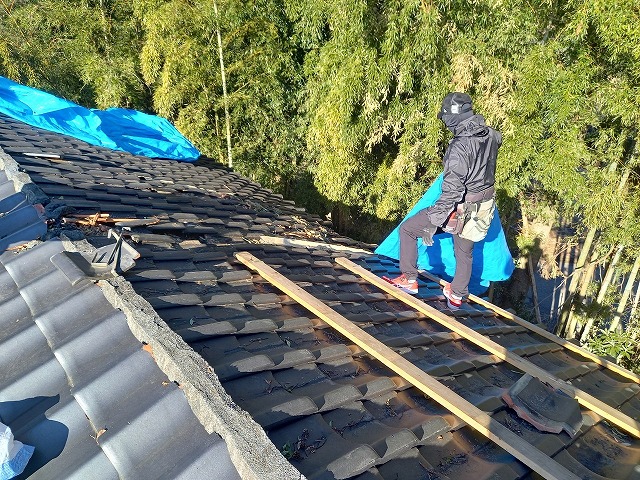 倒木による屋根の損傷の応急処置で使用していたブルーシートの除去