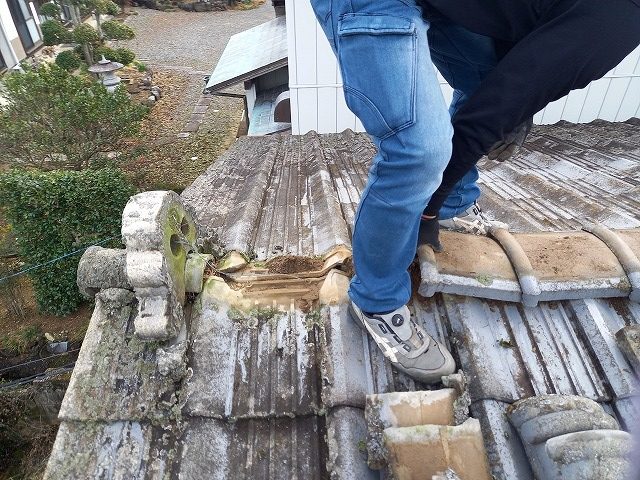 屋根葺き替え工事の棟瓦取り外し状況