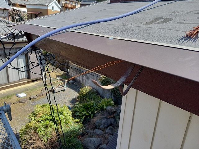 金属屋根による葺き替え工事の軒先水切り取り付け状況