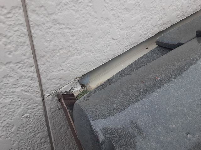 母家建物の屋根谷板金と軒樋との連結部の補修前状況