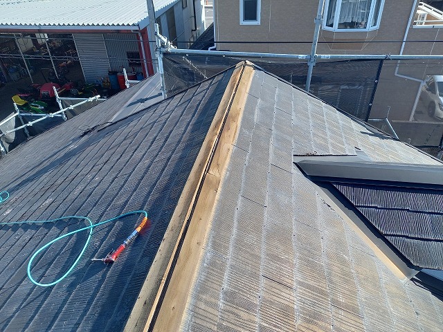 カバー工法による屋根リフォームで棟板金の取り外し状況
