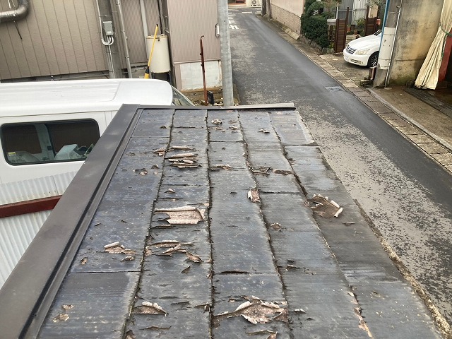屋根の勾配不足で激しく劣化したシャッターゲートのスレート屋根