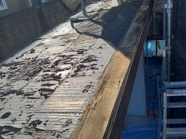 シャッターゲート屋根葺き替え工事の棟板金を撤去した状況