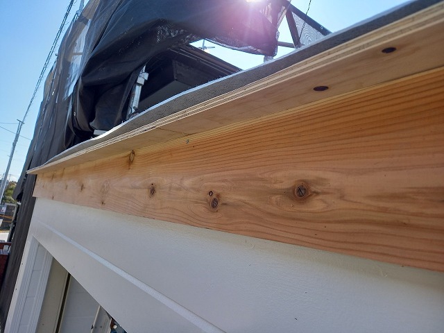 シャッターゲート屋根葺き替え工事の新規破風板取り付け状況