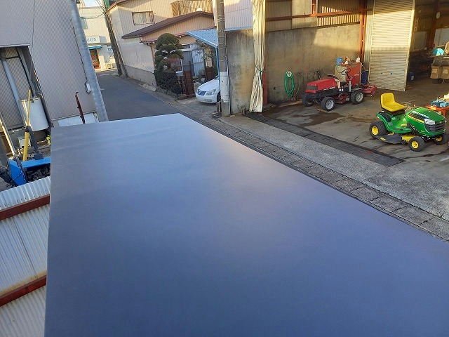 ガルバリウム鋼板を用いたシャッターゲートの屋根葺き替え工事