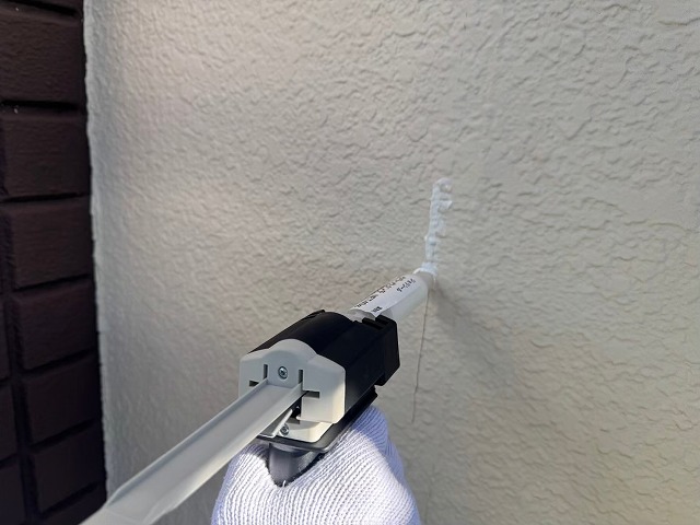 ALC外壁への「ジョリシールクラックメンテ」を用いたひび割れ補修の様子