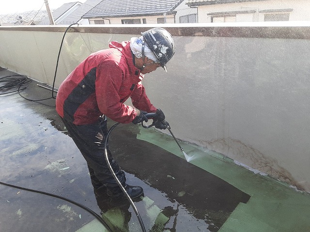 ウレタン塗膜防水工事の高圧洗浄工程