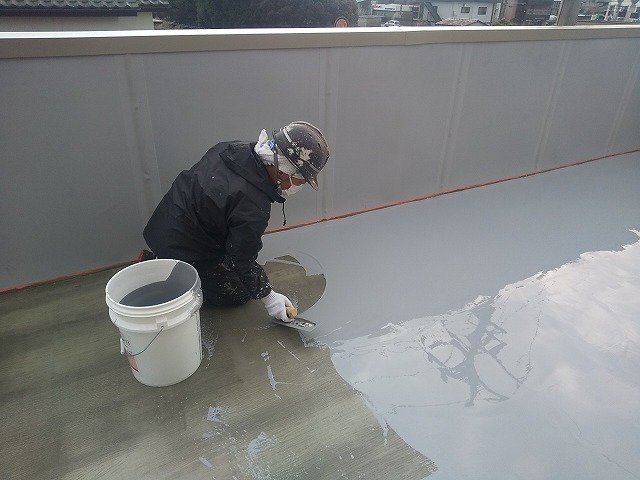 ウレタン塗膜防水工事でウレタン防水材を塗布している様子