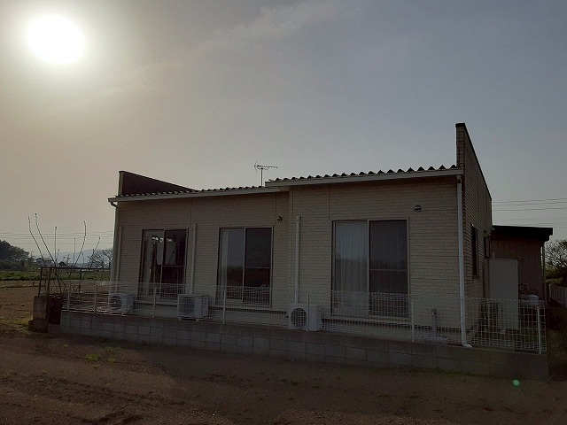 屋根の無料点検を行う築10年の平屋住宅