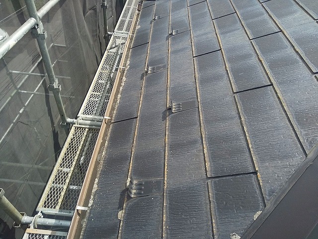足場設置完了後のコロニアル屋根劣化状況