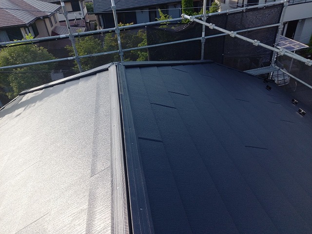 屋根カバー工事の棟包みなど専用部材用下地材の取り付け状況