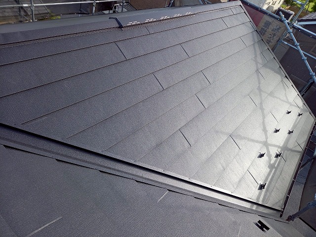 「スーパーガルテクト」による屋根カバー工事の完成状況