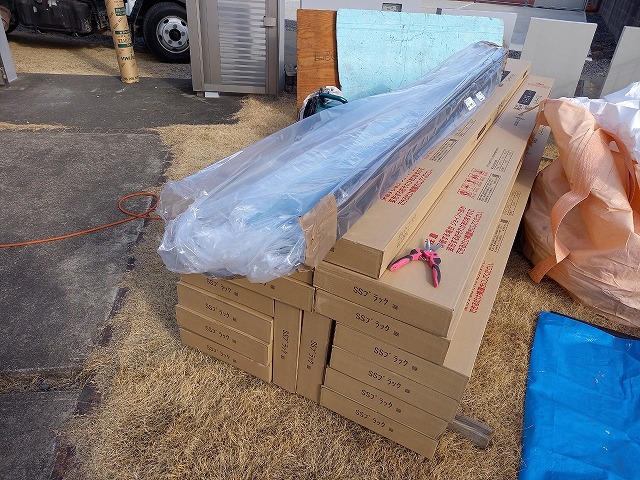 屋根カバー工法リフォームで使用する材料の搬入状況