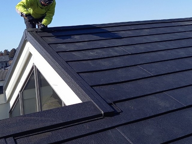 屋根カバー工法リフォームの棟包み役物施工状況