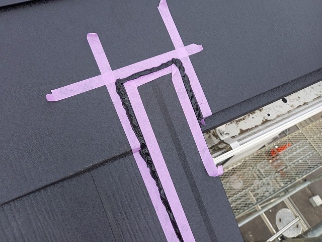 屋根カバー工法リフォームでケラバ水切りと屋根材との間へのコーキング処理後状況