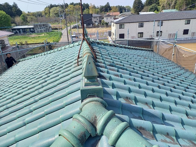 ガイドライン工法による屋根耐震工事を行うS型瓦屋根の施工前状況