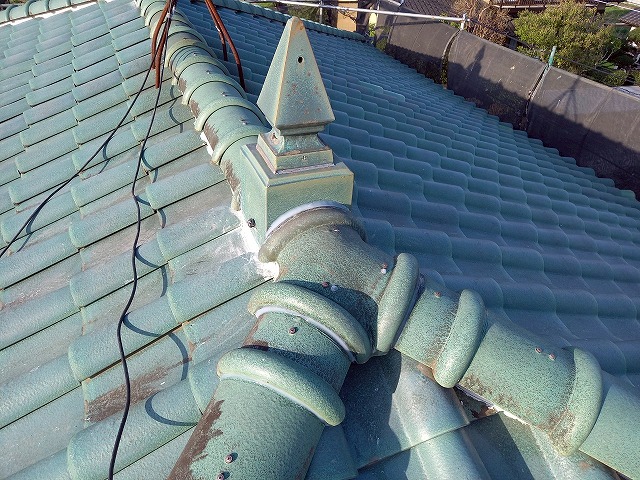 棟瓦取り直し工事の棟部コーキング処理