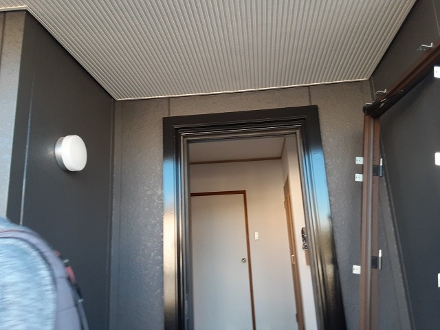 住宅玄関ドアカバー工法リフォームで既存玄関ドアの取り外しが完了した状況