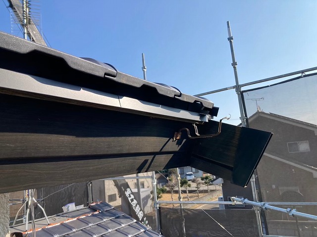 雨樋交換工事で既存の軒樋取り外し