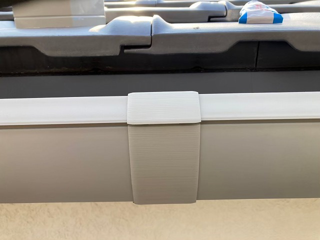 雨樋交換工事の軒樋取り付け工程