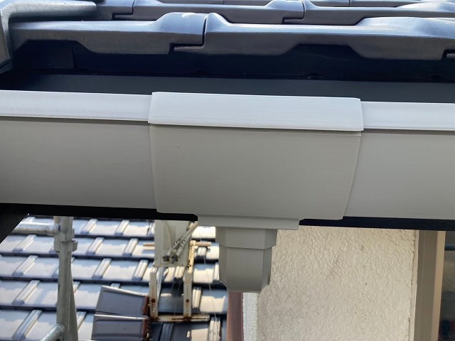 雨樋交換工事の軒樋への集水器取り付け