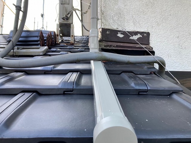 雨樋交換工事で下屋根の上に這樋を取り付けた状況