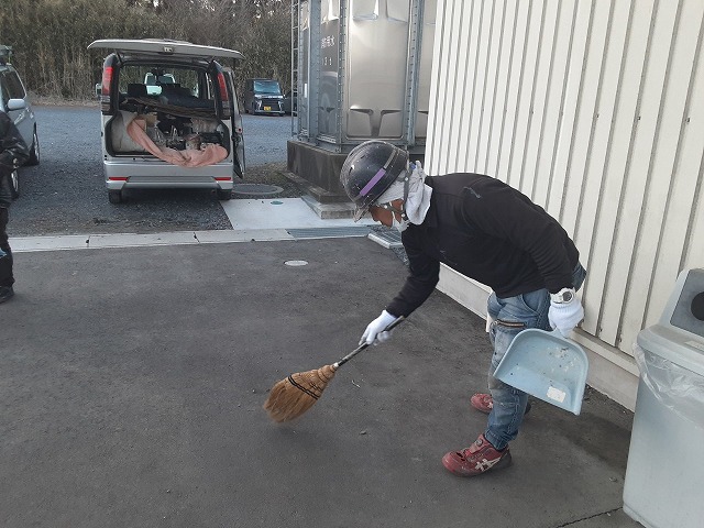 倉庫建物屋根鉄骨塗装工事の施工後清掃状況