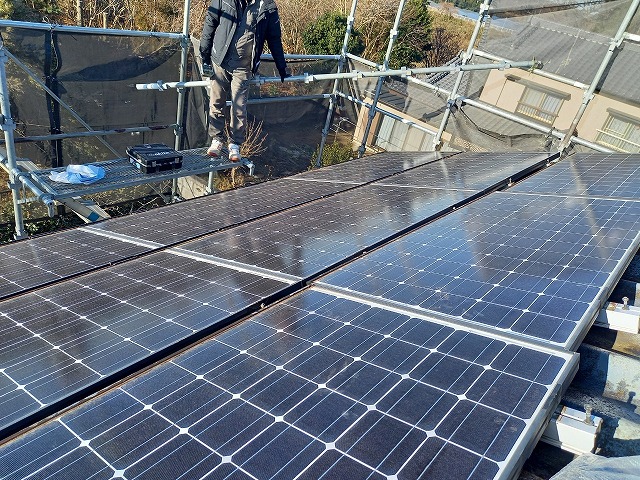 葺き替え工事を行う前の太陽光パネル取り外し工程