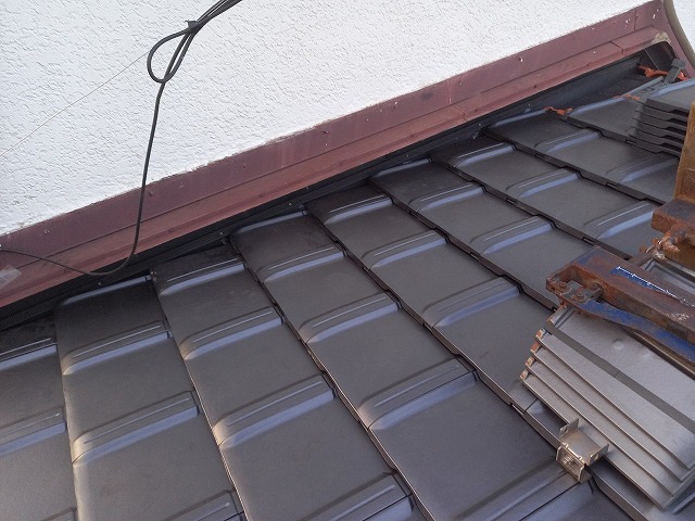 屋根葺き替え工事の下屋根部雨押え板金取り付け工程