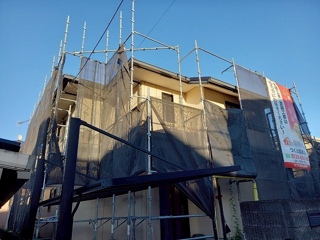 住宅屋根カバー工事の足場設置工程