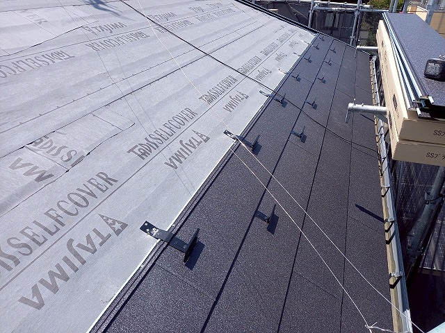 屋根カバー工事でエスジーエル鋼板屋根に雪止め金具を取り付け