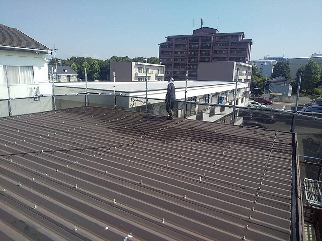 アパート建物折板屋根塗装工事の高圧洗浄工程