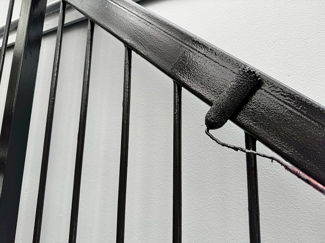 アパート外部鉄骨階段塗装工事の手すりへの上塗り