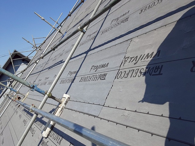 屋根カバー工事のルーフィング敷設工程